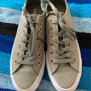 Converse platform shoe